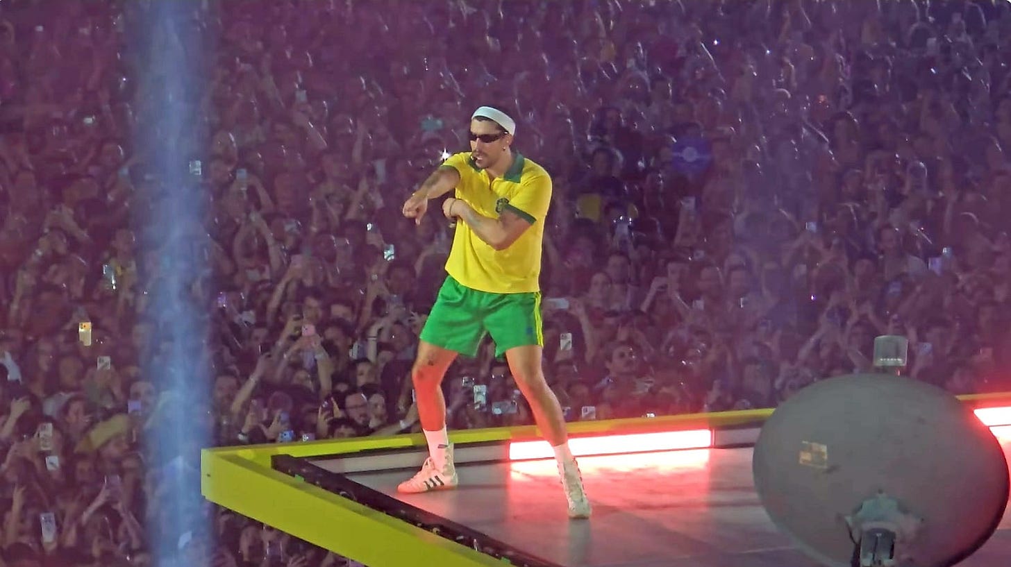 Bad Bunny de camisa antiga da seleção cantando no topo da casita no show de São Paulo com uma multidão atrás Bad Bunny de camisa antiga da seleção cantando no topo da casita no show de São Paulo com uma multidão atrás