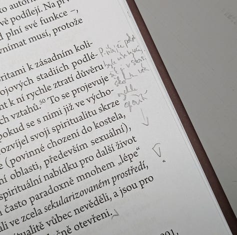 Ukázky poznámek v knihách. (Že to nepřečtete? Od toho to není – někdy je luštím i já. V další části rozeberu, proč to nevadí.)