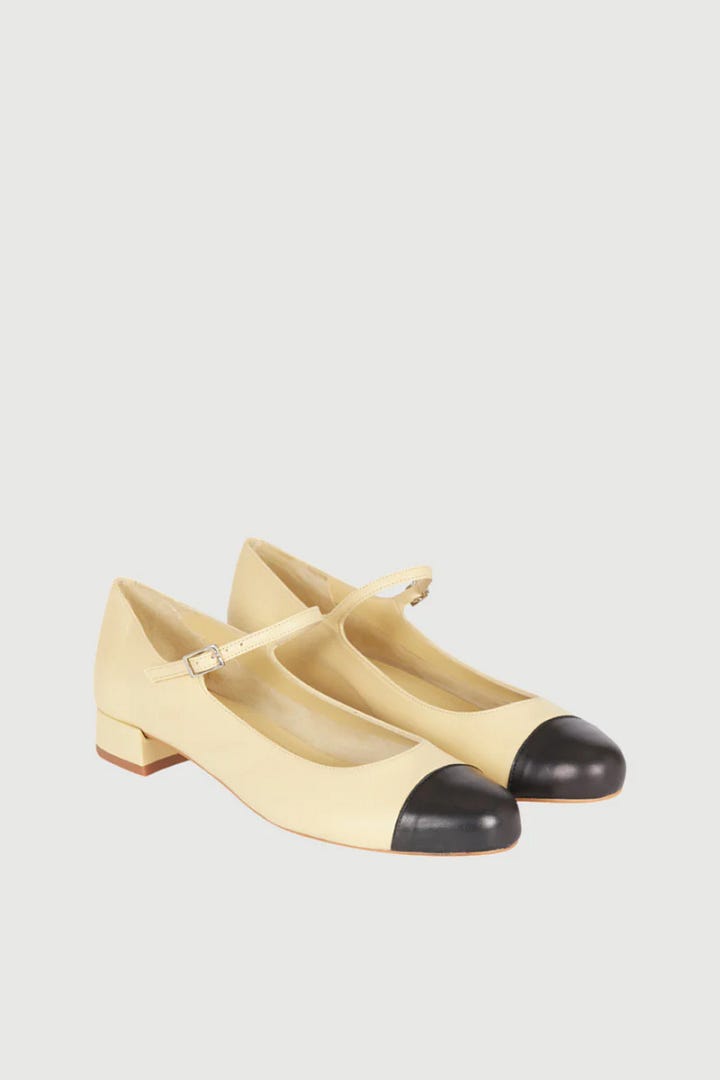 Zapatos Mary Jane bi-color butter cream y punta negra de la marca española Augusta.