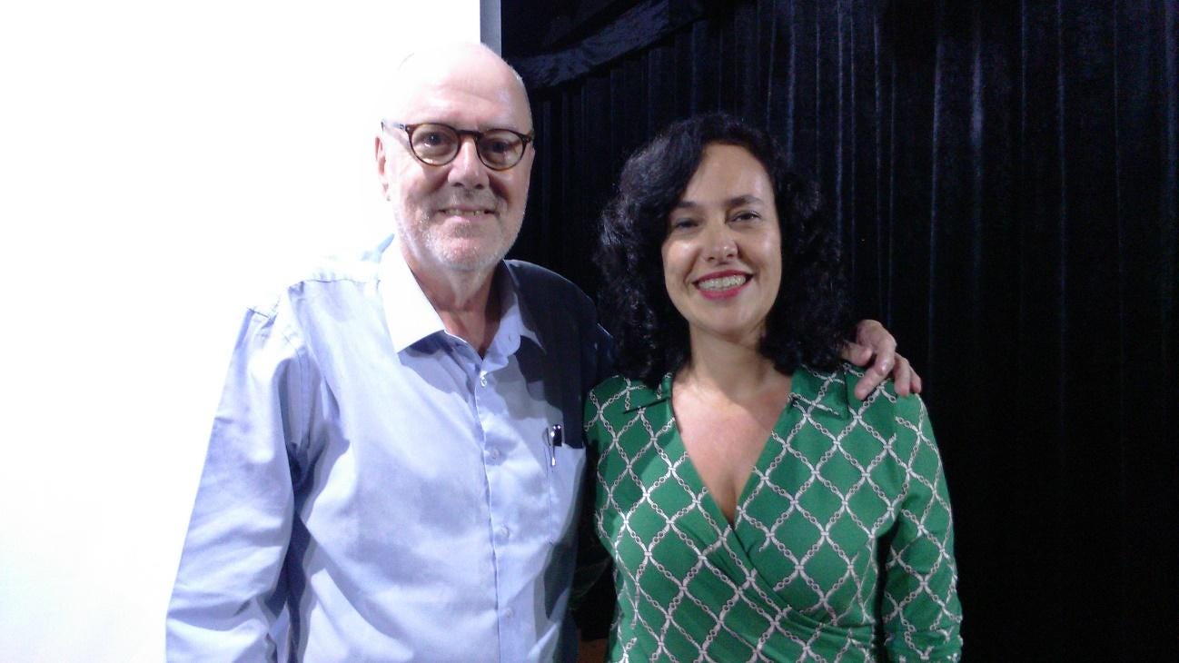 Homem e mulher abraçados posando para foto
Descrição gerada automaticamente Homem e mulher abraçados posando para foto
Descrição gerada automaticamente