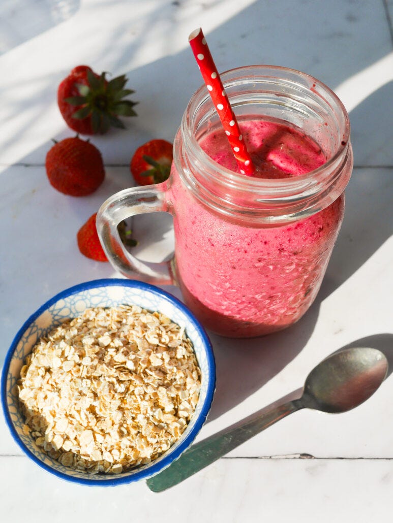 Smoothie fruits rouges et lait d’amande dans un verre