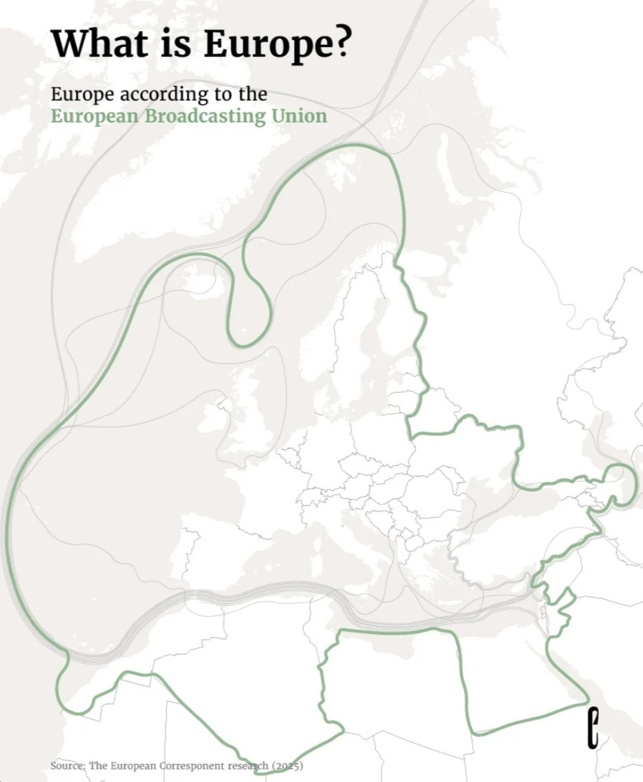 Mappa intitolata "What is Europe?" che illustra l'area geografica definita come "Europe according to the European Broadcasting Union". Un contorno verde spesso delimita un'area estesa che comprende l'Europa geografica, alcune parti del Nord Africa (inclusa la costa mediterranea), e si estende verso est fino a includere paesi come la Turchia e il Caucaso. Sotto l'immagine, la fonte è indicata come: "Source: The European Correspondent research (2025)".