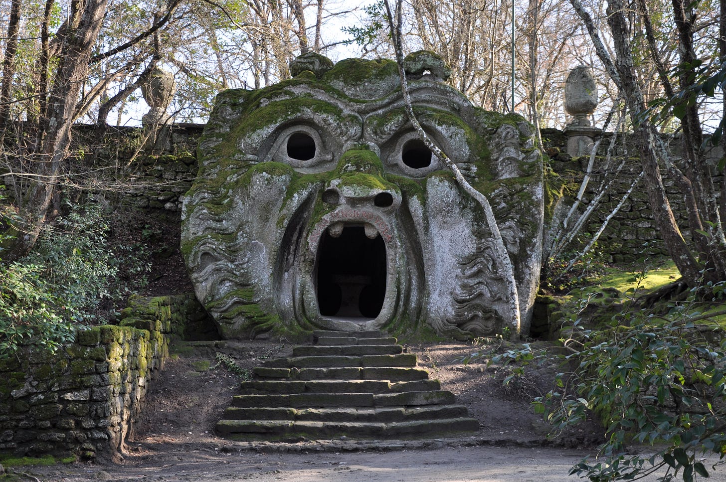 https://upload.wikimedia.org/wikipedia/commons/9/90/Bomarzo2013parco21.jpg