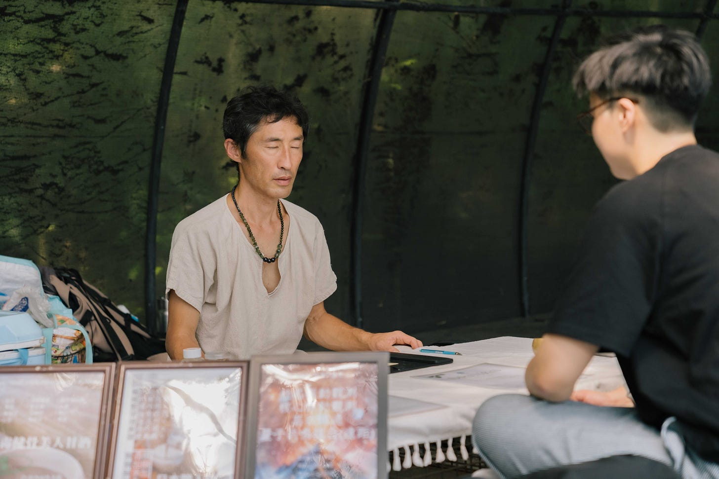 透過聲音的共鳴,與你的本質能量場連結。在安靜的意識流動中,如實傳遞那些超越語言、專屬於你的生命訊息。 透過聲音的共鳴,與你的本質能量場連結。在安靜的意識流動中,如實傳遞那些超越語言、專屬於你的生命訊息。