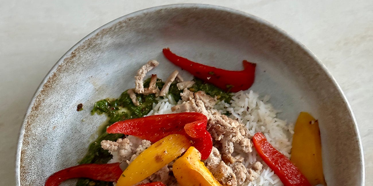 Chicken & roasted pepper bowl with zesty chimichurri sauce