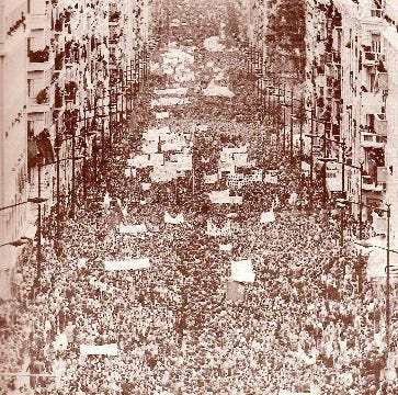 A wide image of crowds of workers marching in Chicago on May Day