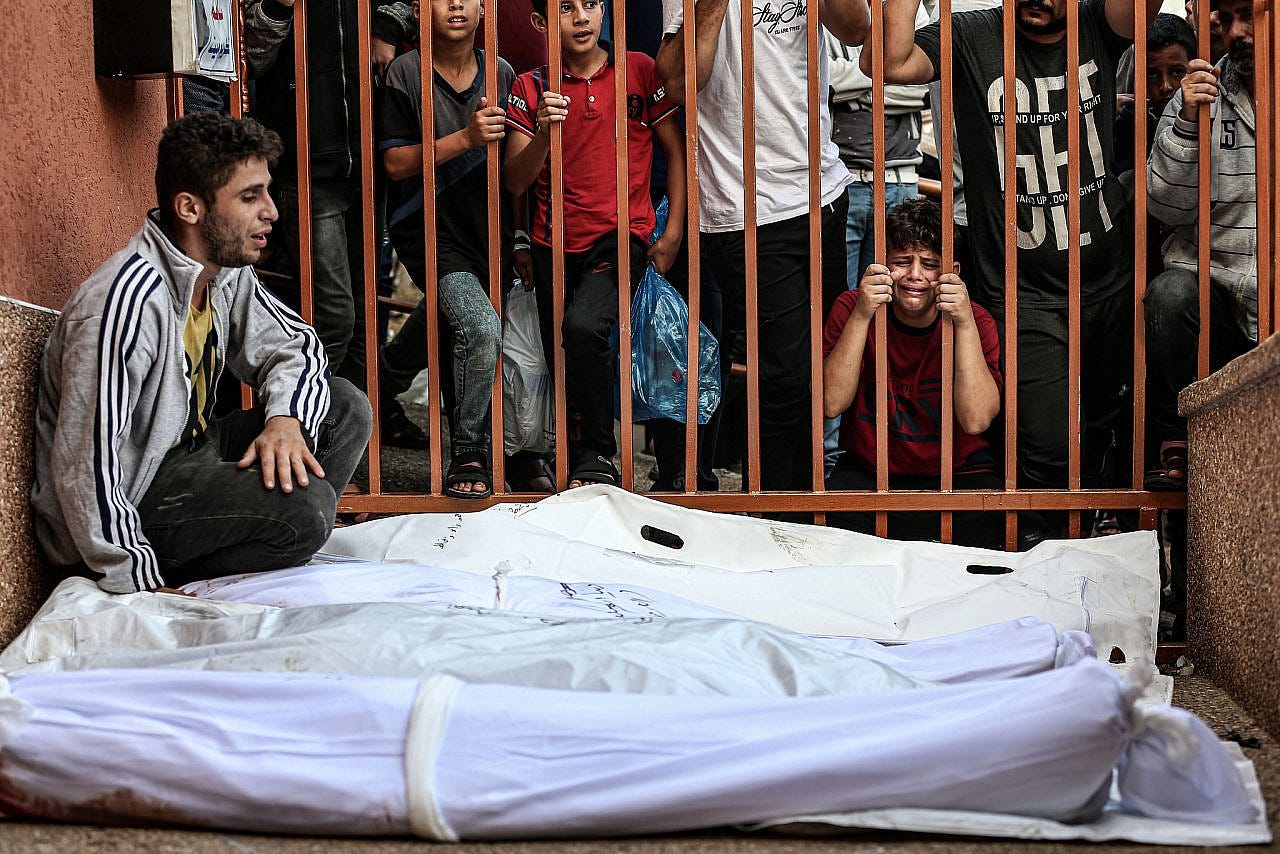 Al-Nasser Hospital in Khan Younis overflows with the bodies of Palestinians killed and wounded overnight in Israeli airstrikes, Gaza Strip, October 25, 2023. (Mohammed Zaanoun/Activestills)