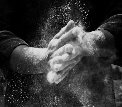 grátis Pessoa Espalhando Farinha Foto profissional