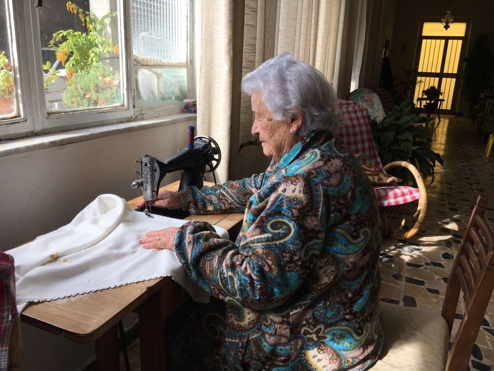 Nonna Bonarina, un amore per la sartoria lungo una vita, cucito nel cuore  con ago e filo | Cagliari - Vistanet