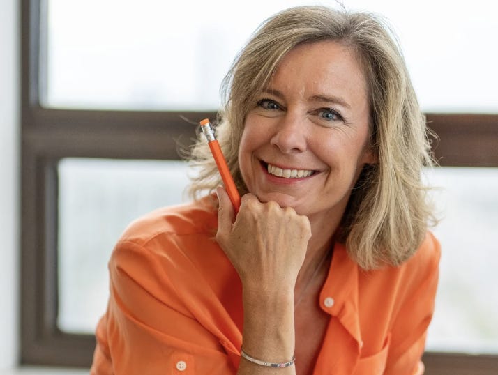 l'experte marketing sacheen sierro avec un chemisier orange un crayon à la main dans une session de consulting marketing stratégique l'experte marketing sacheen sierro avec un chemisier orange un crayon à la main dans une session de consulting marketing stratégique