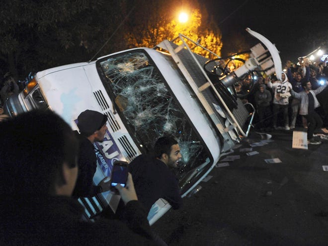 Penn State students riot after Paterno's firing