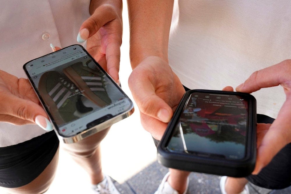 Young people use their phones to view social media in Sydney, Nov. 8, 2024. (AP Photo/Rick Rycroft, File) Young people use their phones to view social media in Sydney, Nov. 8, 2024. (AP Photo/Rick Rycroft, File)