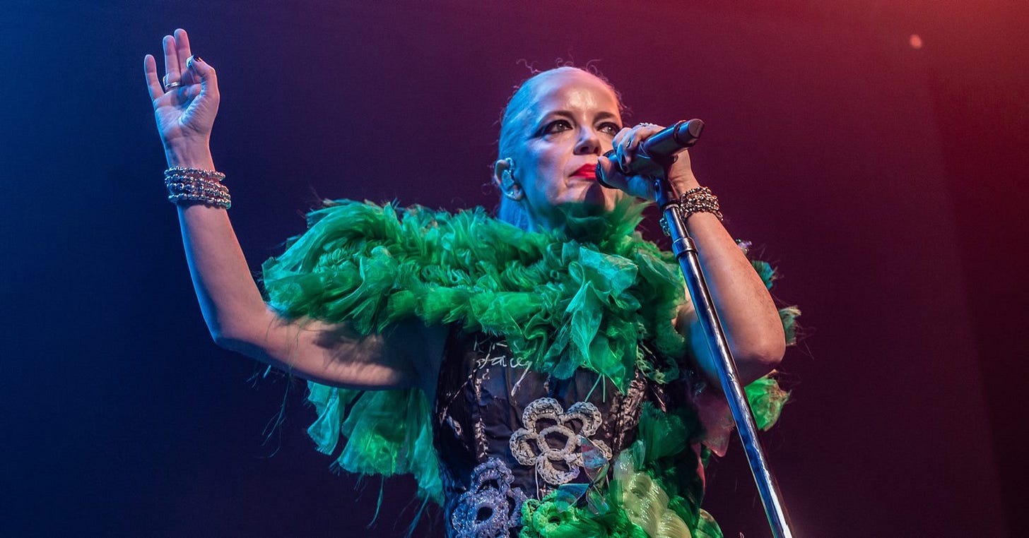 Garbage enfileira hits e faz público cantar em SP; veja como foi