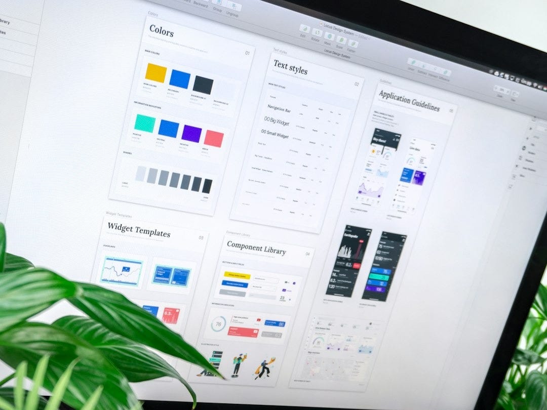 silver iMac displaying color gradient silver iMac displaying color gradient