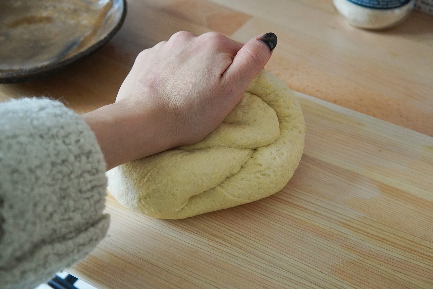 la pate au pétrissage on la pousse loin de sa main