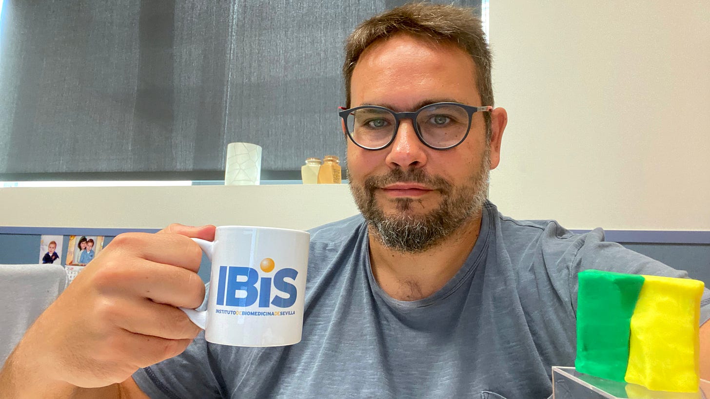 El investigador Luisma Escudero, en su despacho de la Universidad de Sevilla junto al primer modelo de plastilina de los escutoides y una taza de café