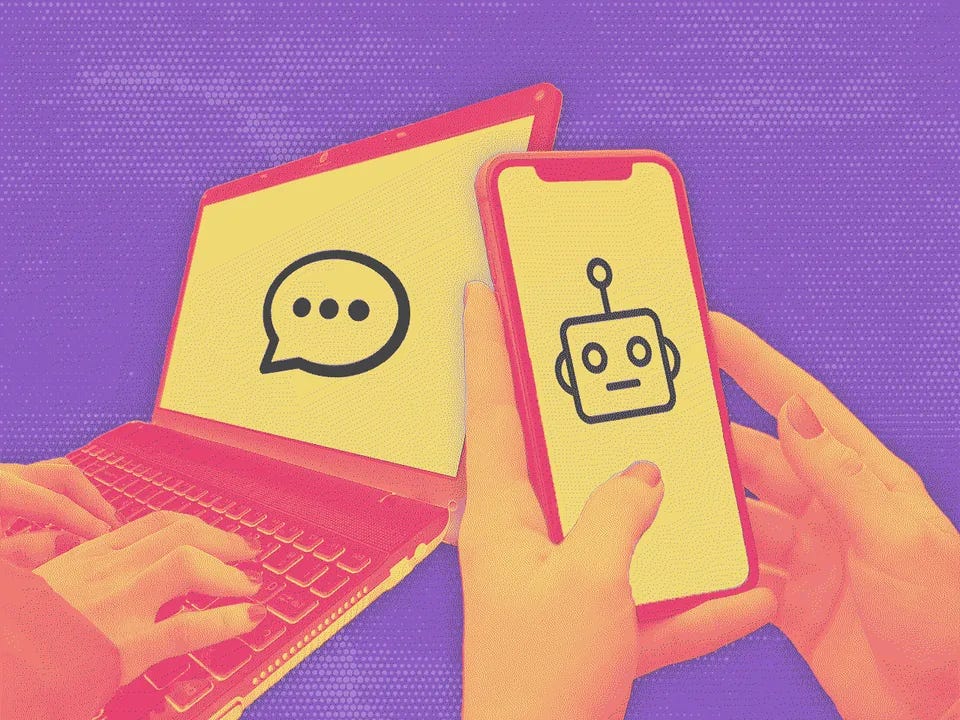 A imagem mostra uma composição digital com um fundo roxo e pontos em tons mais claros, criando um efeito de gradiente. No centro, há um laptop vermelho com uma tela que exibe um ícone de balão de diálogo, representando uma conversa, e ao lado dele, um smartphone também vermelho. A tela do smartphone mostra um ícone de um robô simples, com olhos e antena, sugerindo que está relacionado à interação com inteligência artificial.  As mãos de uma pessoa estão visíveis na imagem: uma está digitando no teclado do laptop, enquanto a outra segura o smartphone, tocando na tela. A imagem utiliza cores vibrantes, como o vermelho, amarelo e roxo, criando um contraste visual marcante. O conceito visual remete à comunicação digital, especialmente à interação com chatbots e inteligência artificial, sugerindo uma conversa moderna e tecnológica.