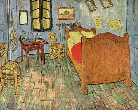 Grade com três versões do "quarto de Van Gogh" A imagem é a pintura a óleo sobre tela intitulada "O Quarto em Arles" (Bedroom in Arles), criada pelo artista pós-impressionista Vincent van Gogh. A obra retrata o quarto do próprio artista na Casa Amarela, em Arles, na França.  O quarto contém móveis simples e rústicos, incluindo uma cama de madeira com uma colcha escarlate e travesseiros verde-limão claro, duas cadeiras de palha amarelas, e uma pequena mesa com um lavatório e garrafas.  As paredes tem cor azul arroxeada. O chão tem um tecido xadrez, e a janela tem uma moldura verde.   Vários itens decoram as paredes, incluindo um espelho e várias pinturas menores, algumas das quais são retratos de amigos de Van Gogh. 