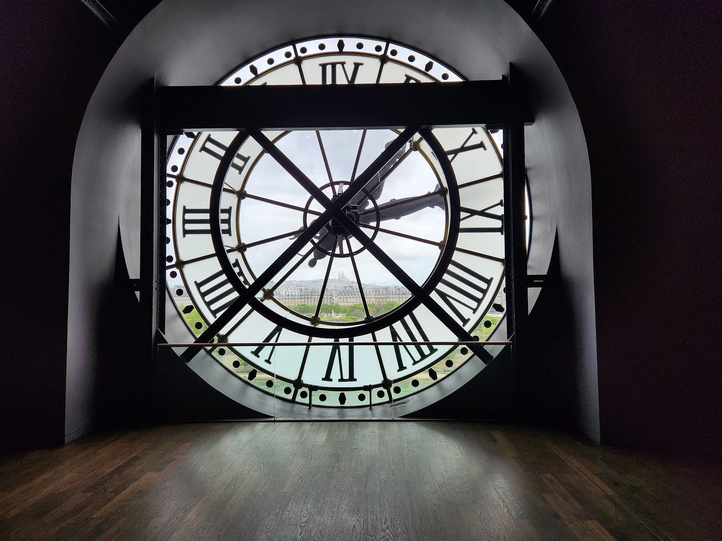 A picture of a clock in the Museum d'Orsday in Paris France. 