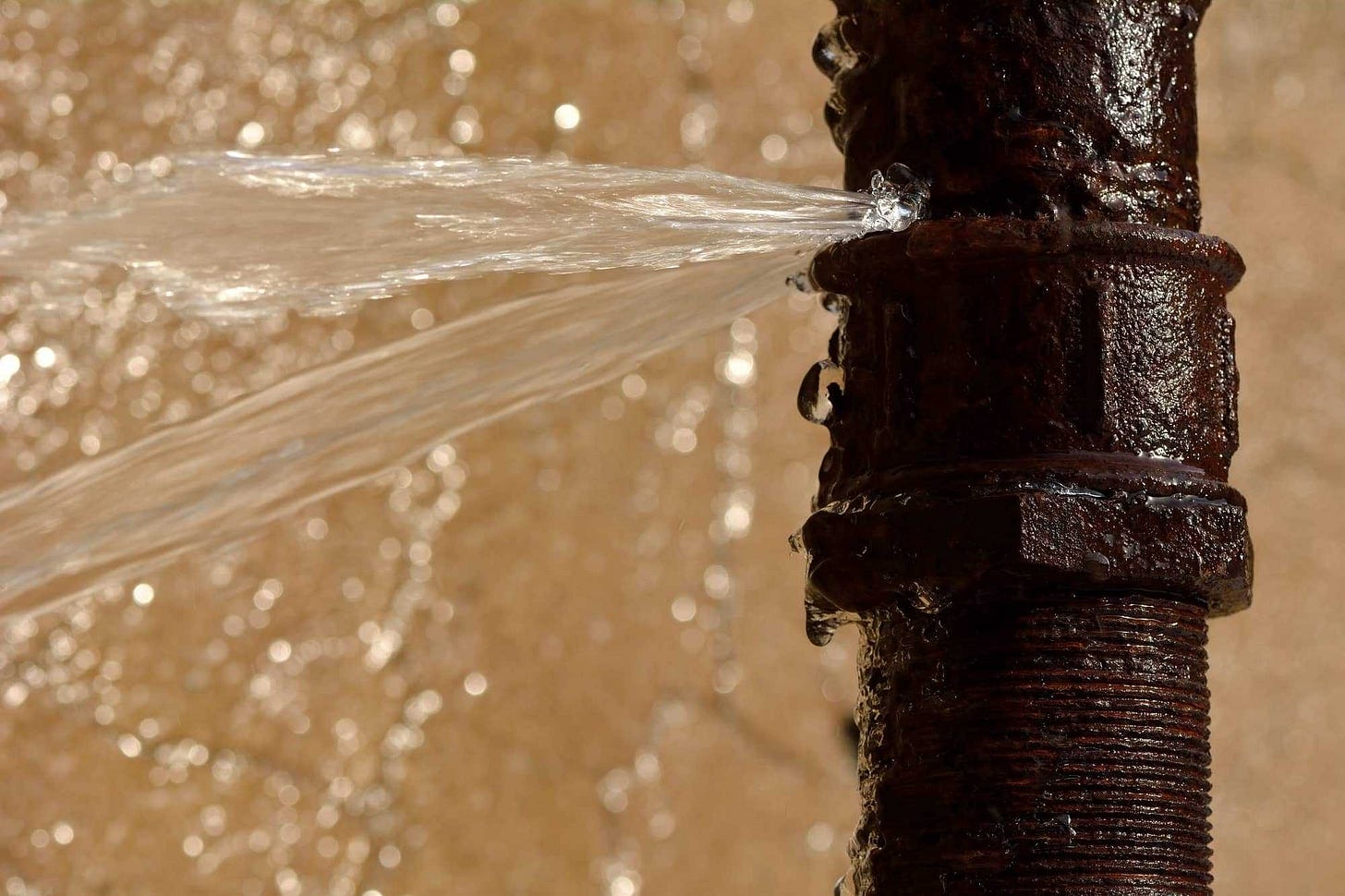 6 Reasons Why Your Water Pipes Burst 6 Reasons Why Your Water Pipes Burst