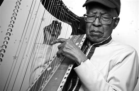 Kelan Phil Cohran | Kelan Phil Cohran playing his harp in hi… | Flickr