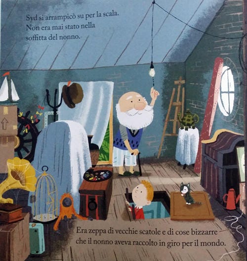 Illustrazione di un libro che mostra la prua di una grande nave scura con il bordo rosso che svetta sopra i tetti di una città costiera. In cima alla nave, un nonno con la barba bianca e un bambino salutano con gioia. Il testo descrive il momento in cui il nonno tira la leva della sirena per partire, mentre i gabbiani volano nel cielo azzurro sopra i camini delle case.