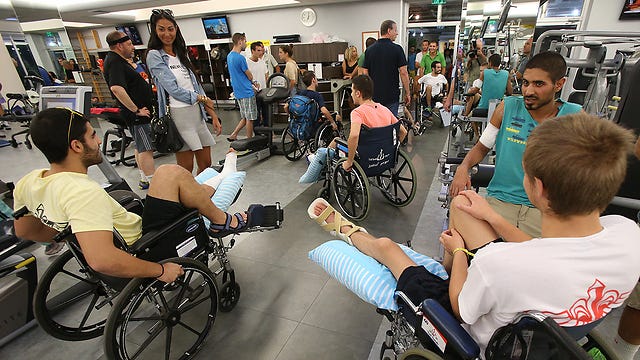 80 wounded soldiers at rehabilitation center (Photo: Shaul Golan)