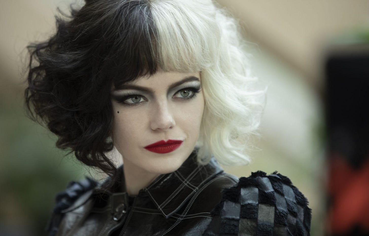 Disney reprend la formule gagnante de Maleficent en imaginant une genèse à l’une de ses «vilaines» emblématiques, interprétée par Emma Stone.