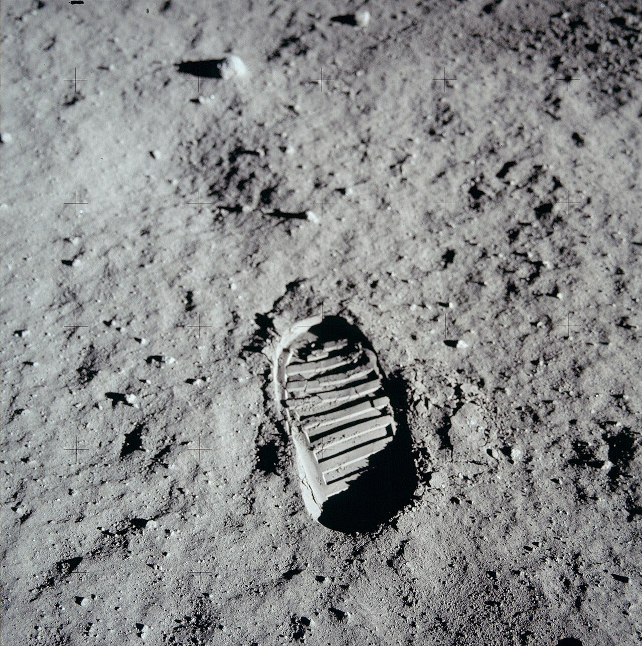 Photo: Buzz Aldrin / Wikimedia Commons (Public domain) Apollo 11 Hasselblad image from film magazine 40/S - EVA The NASA Special Publication 246, Lunar Photographs from Apollos 8, 10, and 11 (1971) has the following caption for this photo: This overhead view shows a detailed section of the lunar surface