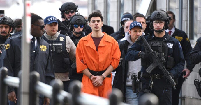 Luigi Mangione, incriminato per l'uccisione dell'a.d. di UnitedHealth,  rischia la pena di morte - Il Fatto Quotidiano