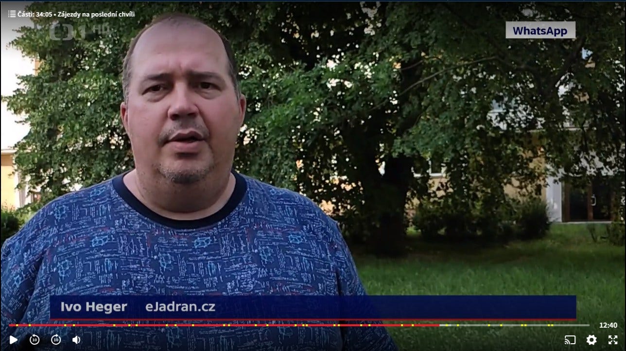 Může jít o obrázek 1 osobě , television a textu