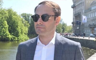 Nyansin perustaja ja johtaja Mikail Yüksel on turkkilaistaustainen ja erotettiin aiemmin Ruotsin keskustapuolueesta yhteyksien vuoksi turkkilaisten fasistien nationalistisiin ja islamistisiin terroristiryhmiin, kuten Harmaisiin susiin (Grey Wolves), jotka ovat yhteydessä Erdoğanin hallintoon. Nyansin perustaja ja johtaja Mikail Yüksel on turkkilaistaustainen ja erotettiin aiemmin Ruotsin keskustapuolueesta yhteyksien vuoksi turkkilaisten fasistien nationalistisiin ja islamistisiin terroristiryhmiin, kuten Harmaisiin susiin (Grey Wolves), jotka ovat yhteydessä Erdoğanin hallintoon.