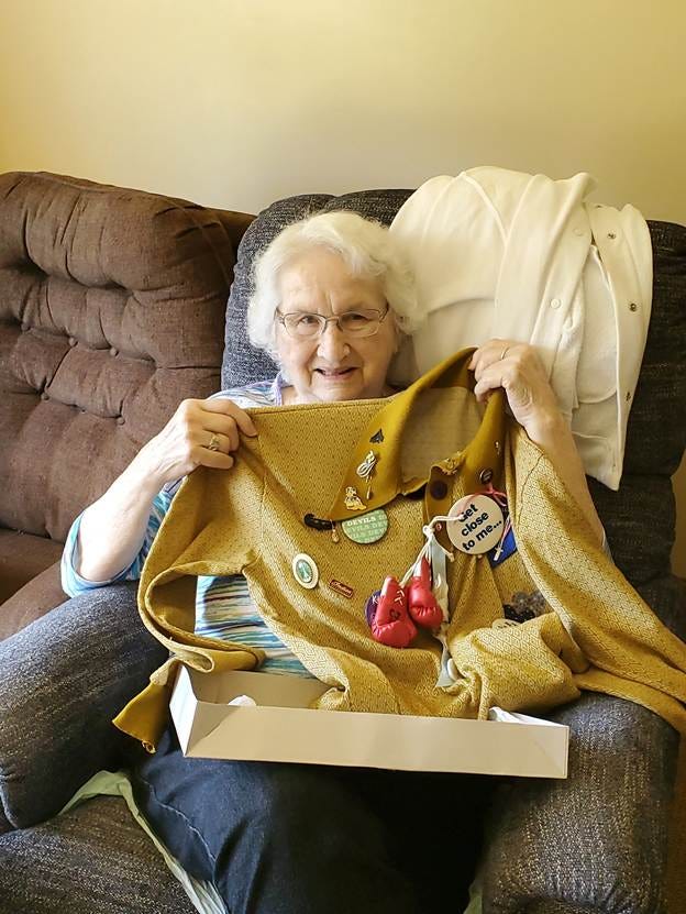 An old person holding a sweater

AI-generated content may be incorrect.