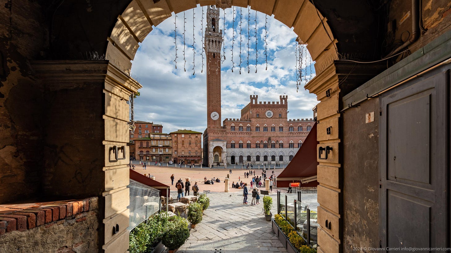Vista da Vicolo San Pietro su Piazza del Campo Vista da Vicolo San Pietro su Piazza del Campo