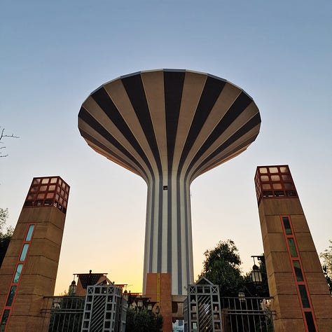 On the left, a map showing the maximum expansion of the Umayyad Caliphate, including Spain, Portugal and Cyprus; in the center, a museum sign explaining the period of unification of Saudi Arabia; on the right, the Riyadh Water Tower