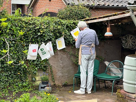 verschillende foto's van familie in een tuin tijdens een creatieve workshop