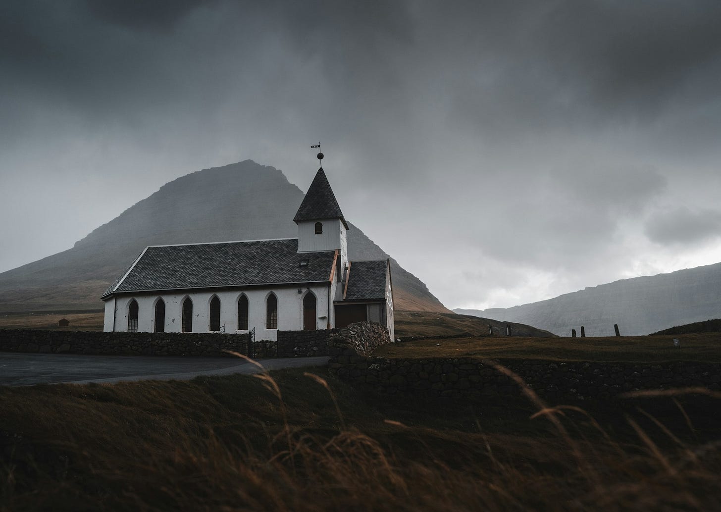 [Kirche im Sturm - Foto von Georgi Kalaydzhiev (Bulgaria) auf Unsplash]
