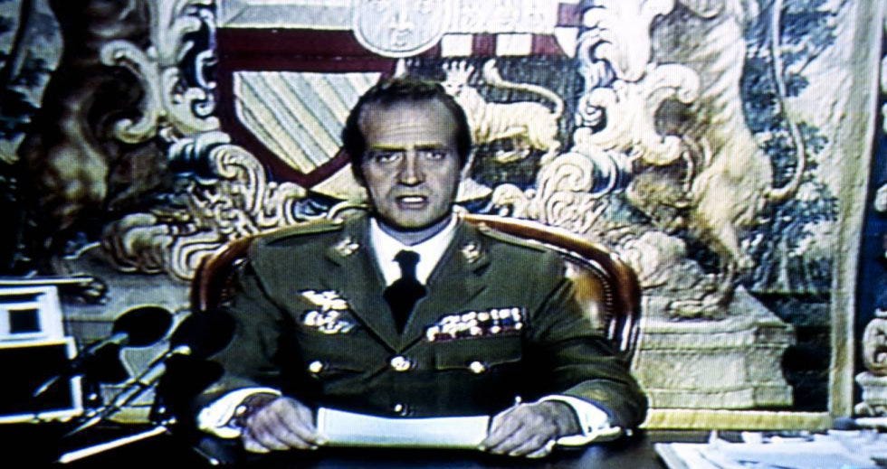 A la una y cuarto de la madrugada del 24 de febrero el rey Juan Carlos interviene a través de RTVE: "Al dirigirme a todos los españoles, con brevedad y concisión, en las circunstancias extraordinarias que en estos momentos estamos viviendo, pido a todos la mayor serenidad y confianza y les hago saber que he cursado a los capitanes generales de las regiones militares, zonas marítimas y regiones aéreas la orden siguiente: ante la situación creada por los sucesos desarrollados en el Palacio del Congreso y para evitar cualquier posible confusión, confirmo que he ordenado a las autoridades civiles y a la Junta de Jefes de Estado Mayor que tomen todas las medidas necesarias para mantener el orden constitucional dentro de la legalidad vigente. Cualquier medida de carácter militar que en su caso hubiera de tomarse deberá contar con la aprobación de la Junta de Jefes de Estado Mayor. La Corona, símbolo de la permanencia y unidad de la patria, no puede tolerar en forma alguna acciones o actitudes de personas que pretendan interrumpir por la fuerza el proceso democrático que la Constitución votada por el pueblo español determinó en su día a través de referéndum".