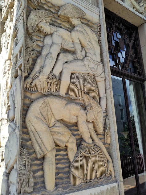 Détails de la façade du Palais de la Porte dorée, à Paris.