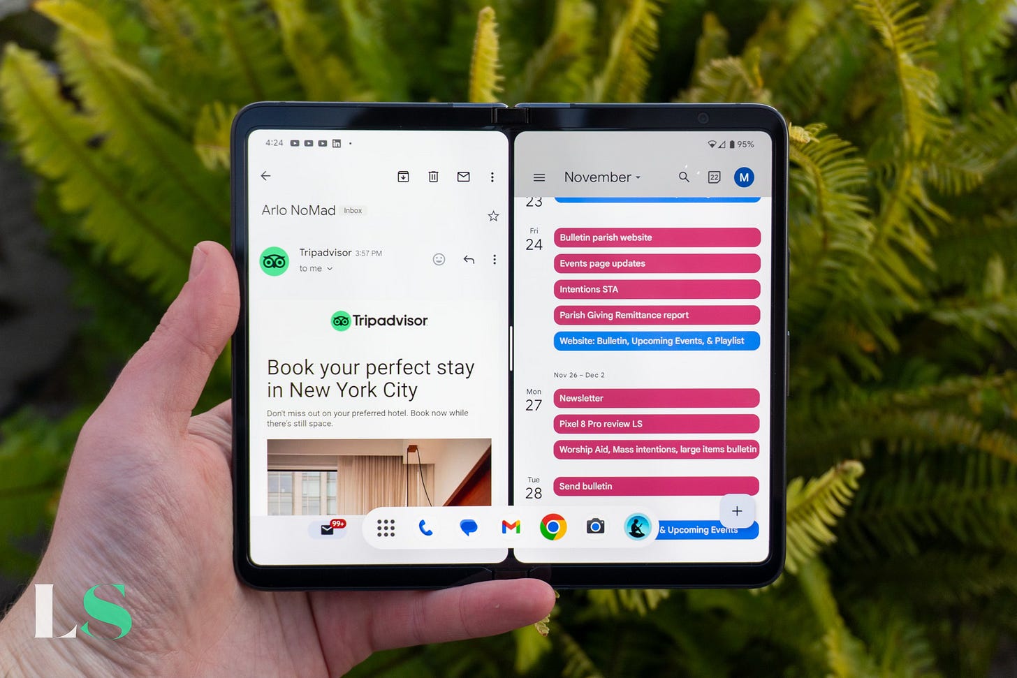 Google Pixel Fold multitasking on folding display.