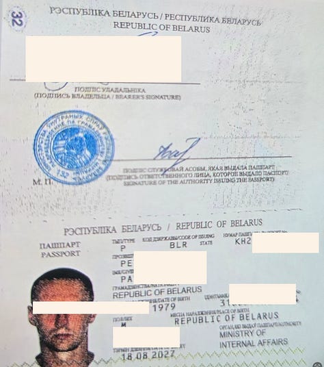 Dëshmia #1 – Faqe identifikimi ruse: Dokument identifikimi i Federatës Ruse me të dhëna biografike dhe elemente sigurie, pjesë e materialit të shqyrtuar nga redaksia. | Dëshmia #2 – Faqe pasaporte bjelloruse Dokumenti A: Faqe biografike e Republikës së Bjellorusisë me elemente standarde shtetërore dhe fusha vlefshmërie, të dhënat sensitive janë redaktuar. | Dëshmia #3 – Faqe pasaporte bjelloruse Dokumenti B: Dokument i dytë bjellorus me shkrime në alfabet cirilik dhe latin, që përforcon modelin e identiteteve ndërkufitare. | Dëshmia #4 – Patentë bjelloruse: Leje drejtimi e lëshuar nga autoritetet e Bjellorusisë, pjesë e të njëjtit set dokumentesh identifikimi. | Dëshmia #5 – Patentë shqiptare: Leje drejtimi e Republikës së Shqipërisë, që lidh zinxhirin e lëvizjes ndërmjet Shqipërisë dhe Kosovës. | Dëshmia #6 – Faqe shtesë pasaporte dhe elemente verifikimi: Zona e lexueshme me makinë dhe vulat zyrtare konfirmojnë tipare autentike të dokumenteve të udhëtimit. Të gjitha të dhënat personale janë redaktuar nga redaksia.