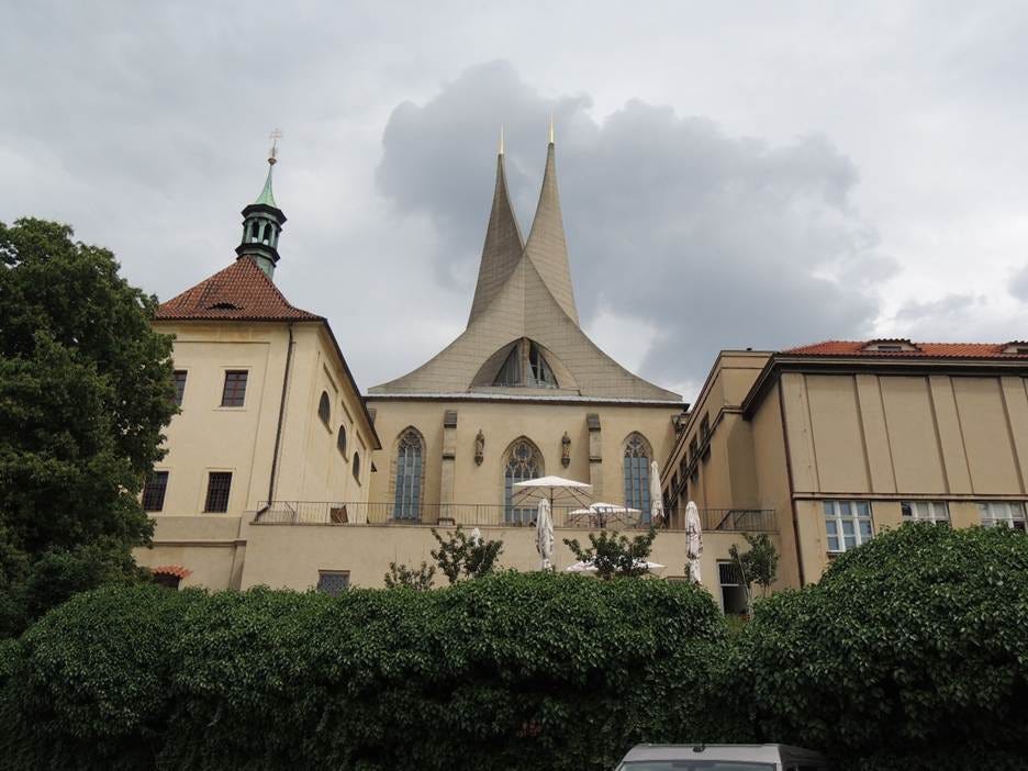 A building with a steeple and a green roof

AI-generated content may be incorrect.