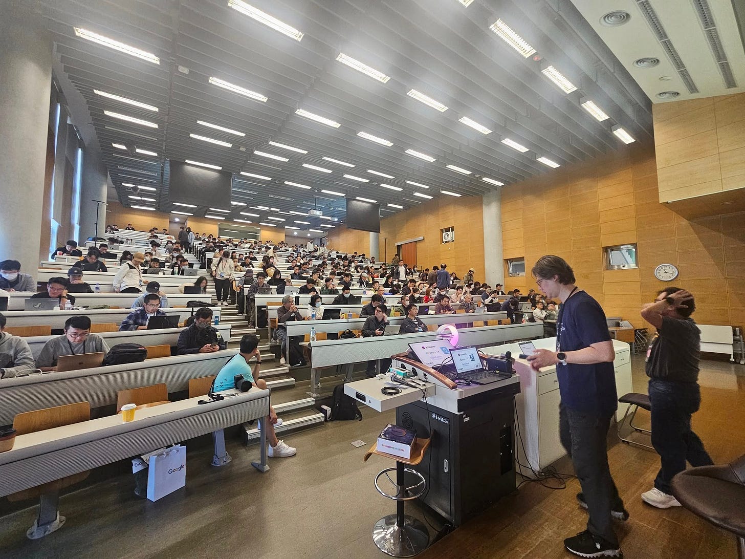 可能是讀書、人群和新聞中心的圖像 可能是讀書、人群和新聞中心的圖像