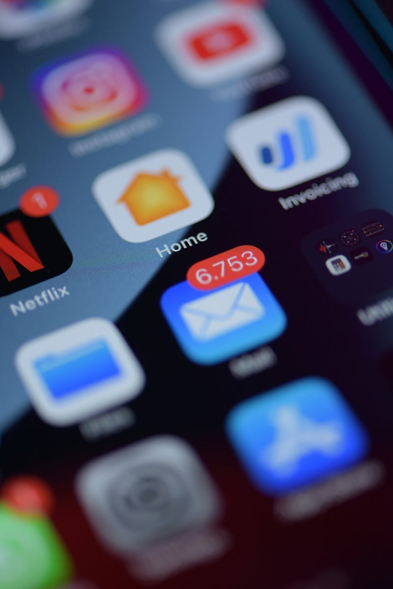 Apple Mail app with 6753 unread emails shown as a badge