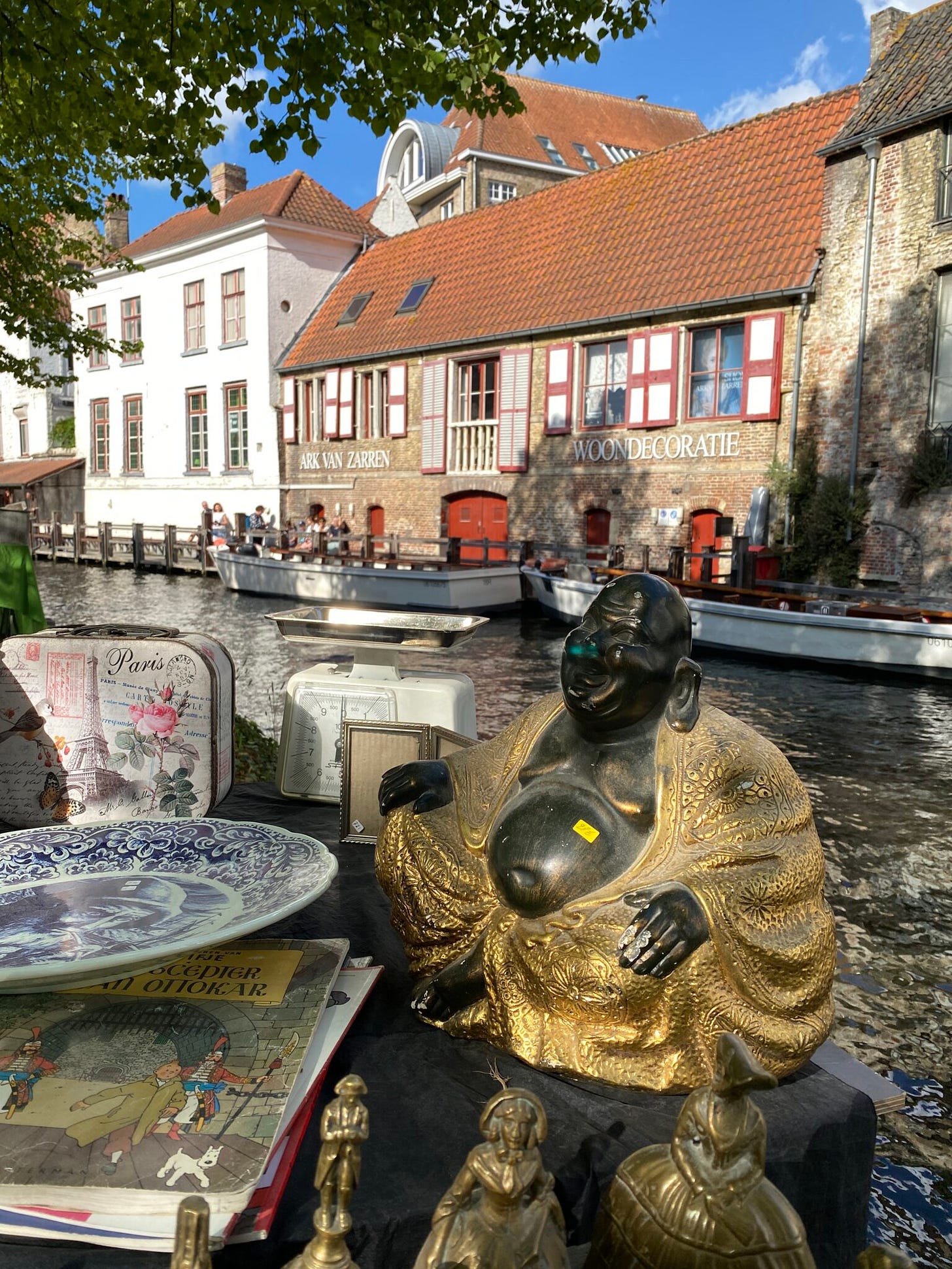 Der Platz Dijver in Brügge, Flohmarkt 