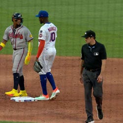 Acuña Jr. se roba su base número 200 Acuña Jr. se roba su base número 200