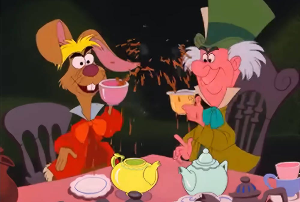 una imagen de la película de dibujos de Alicia en el País de las Maravillas, en la que se ve a una persona y a un conejo tomando el té