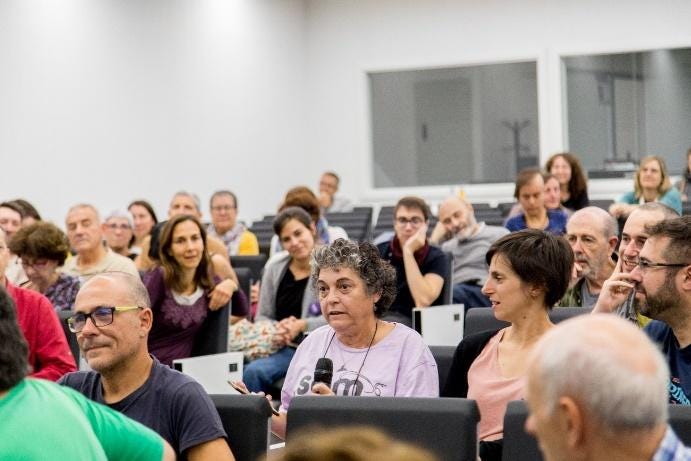 Un grupo de personas en un salón

Descripción generada automáticamente