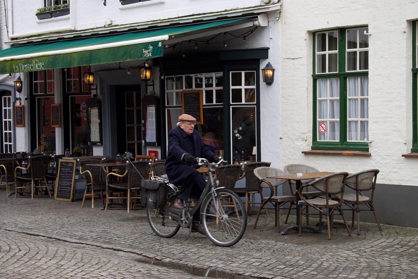 Through the Canals and Cobblestones of Brugge Through the Canals and Cobblestones of Brugge