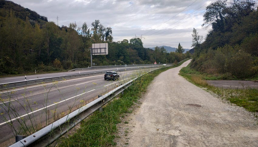 Pista junto a la autovía, Camino del Salvador, Asturias